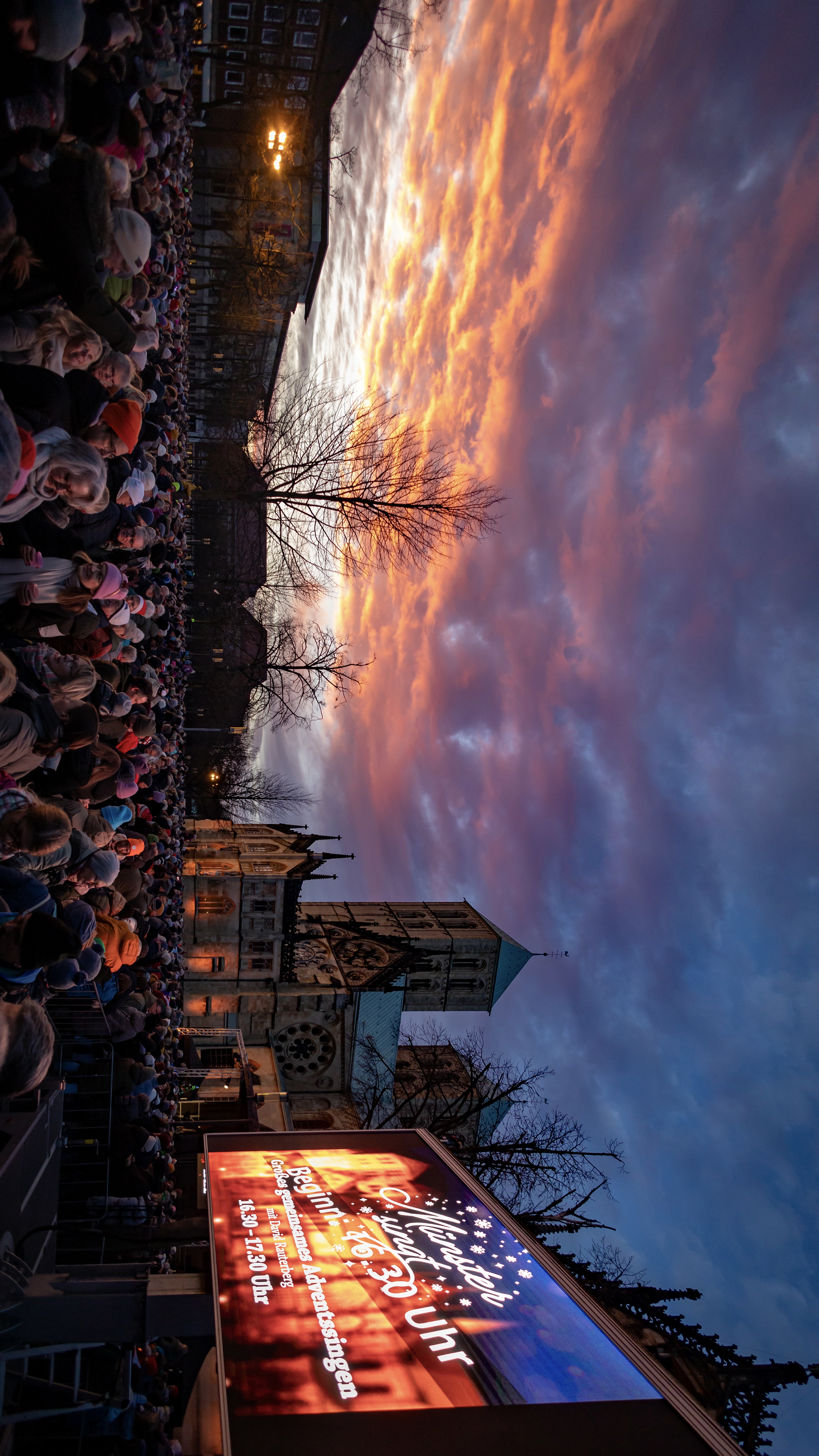 Münster singt vor dem St.-Paulus-Dom in der Abenddämmerung