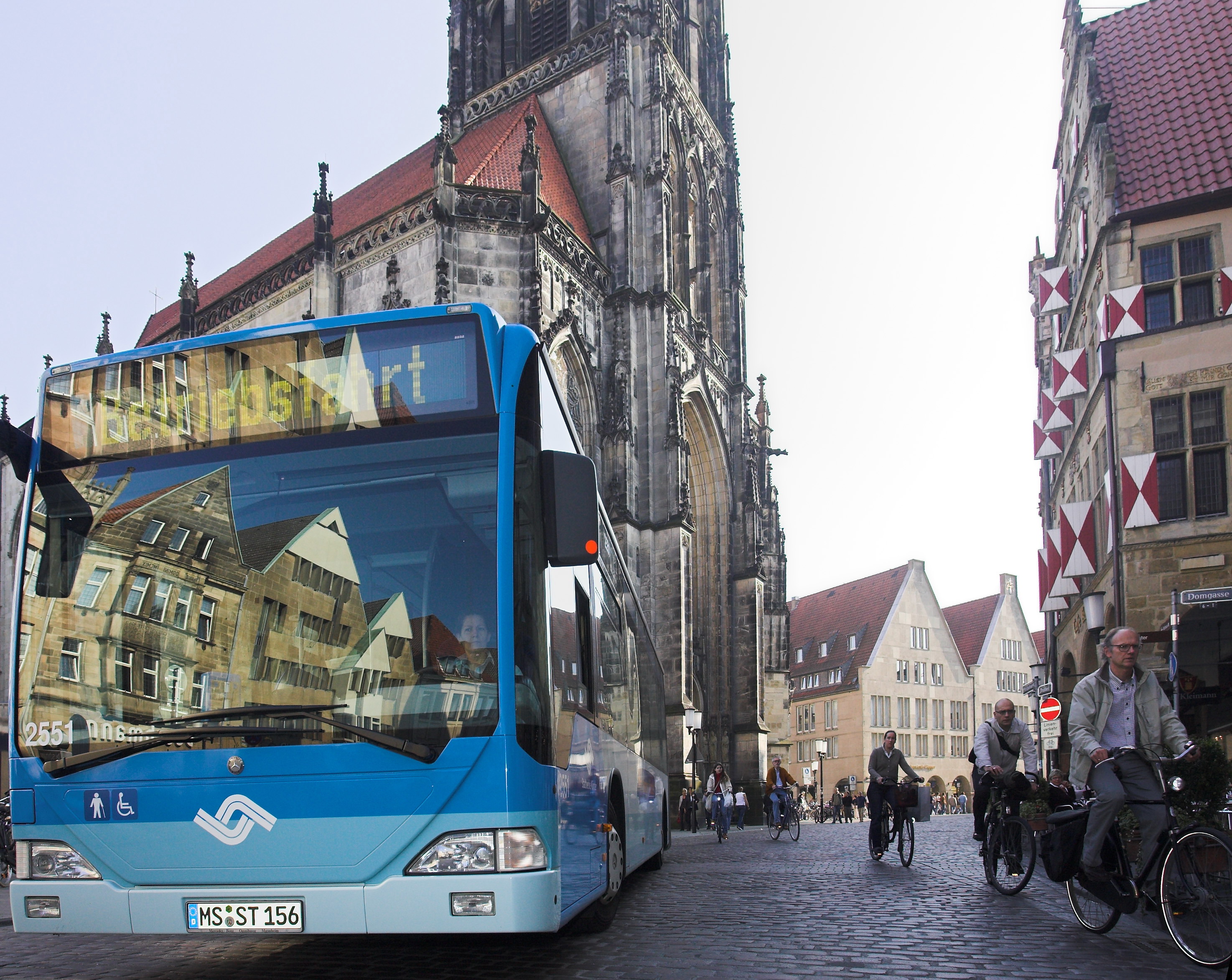 Ein Bus der Stadtwerke Münster unterwegs auf dem Prinzipalmarkt.