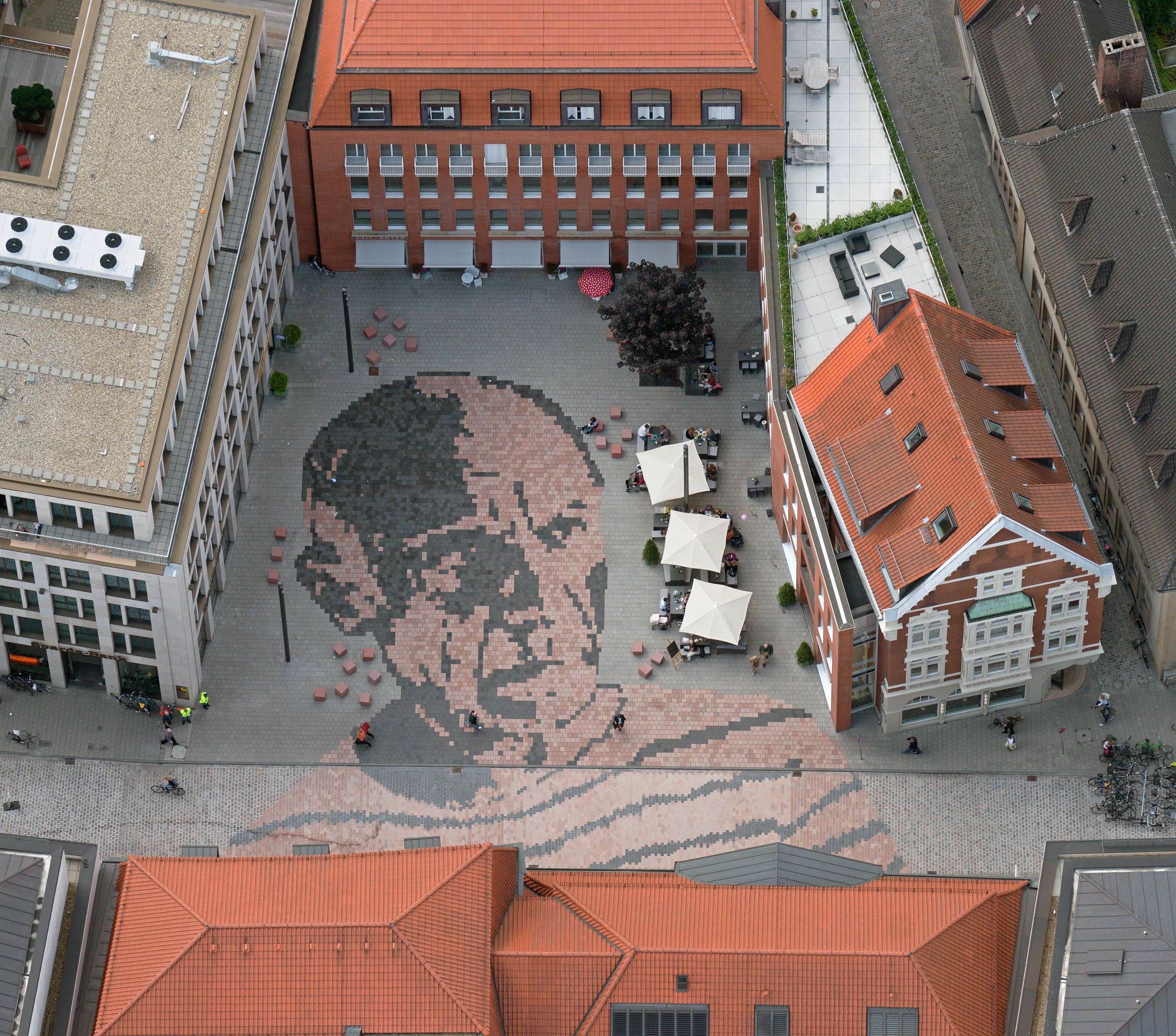 Blick von oben auf den Picassoplatz