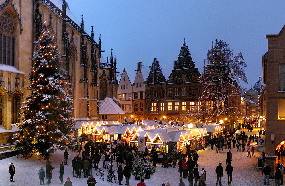 Weihnachtsmarkt vor der Lambertikirche