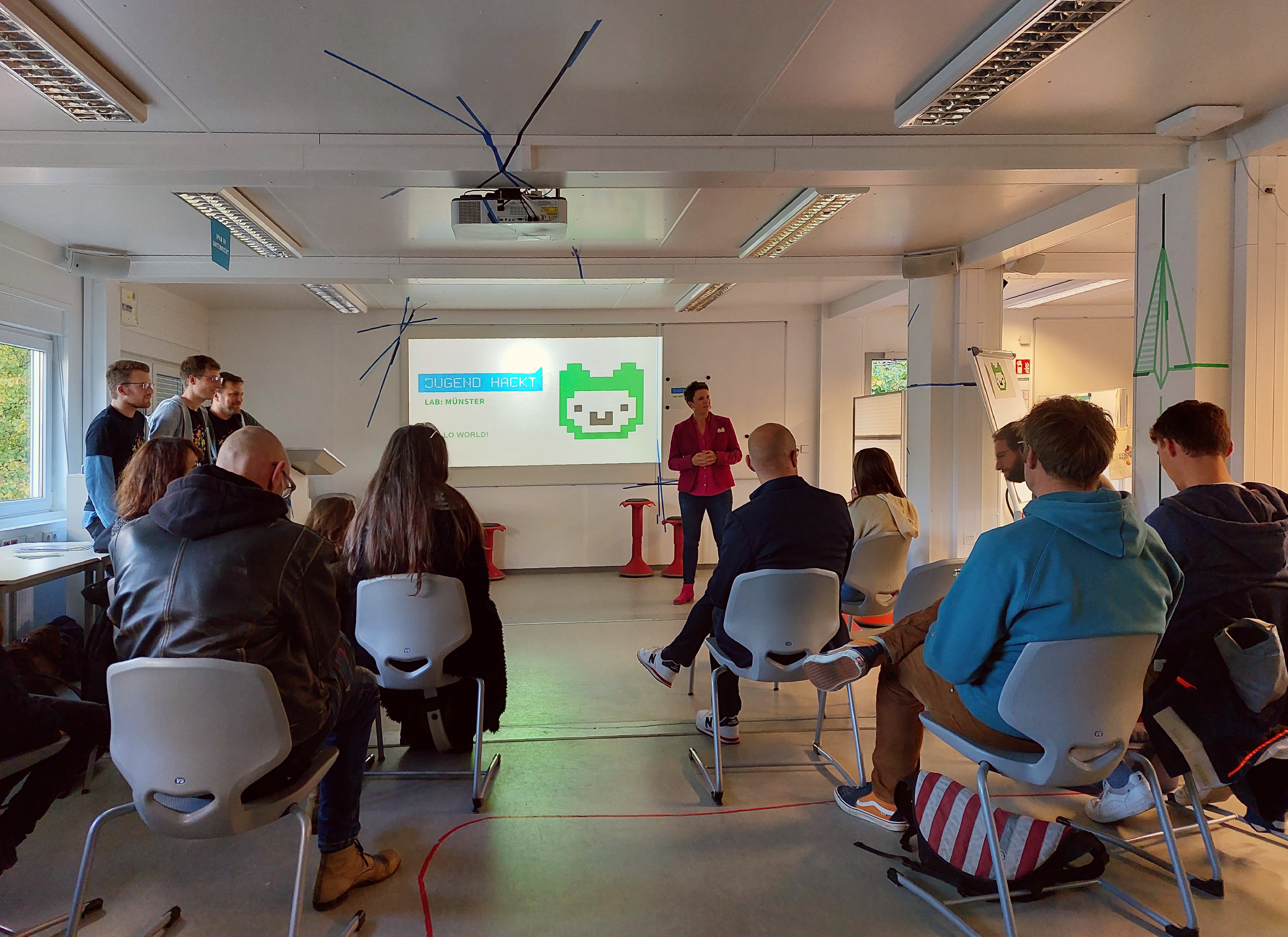 Menschen lauschen einem Vortrag im Digitallabor Münster