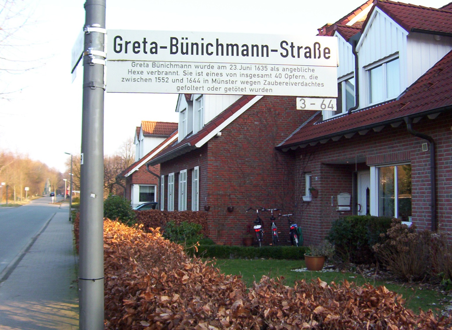 Straßenschild der Greta-Bünichmann-Straße mit Erläuterungstafel