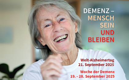 Ältere Frau lacht in die Kamera
