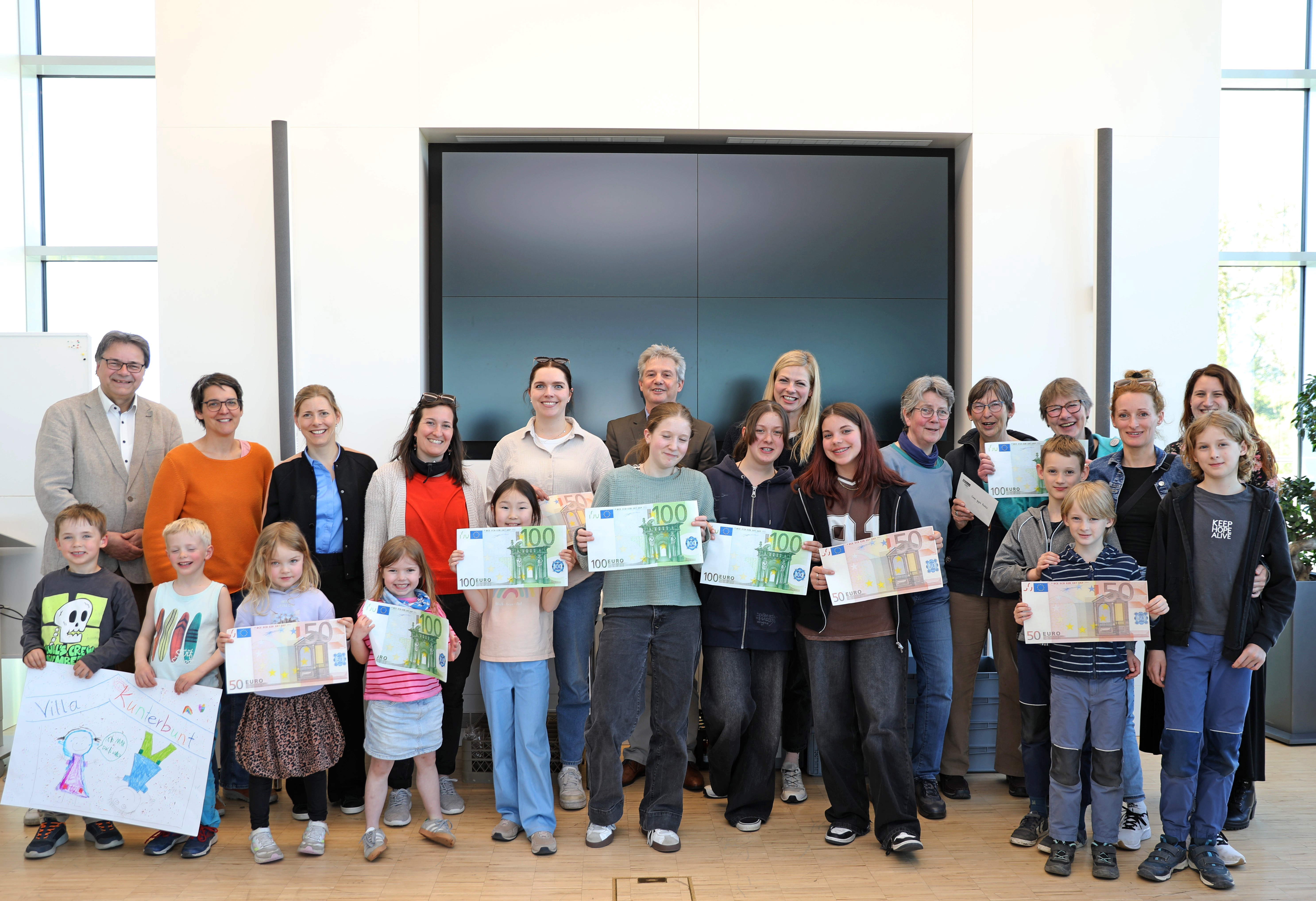 Gruppenbild vor Fahrstuhl