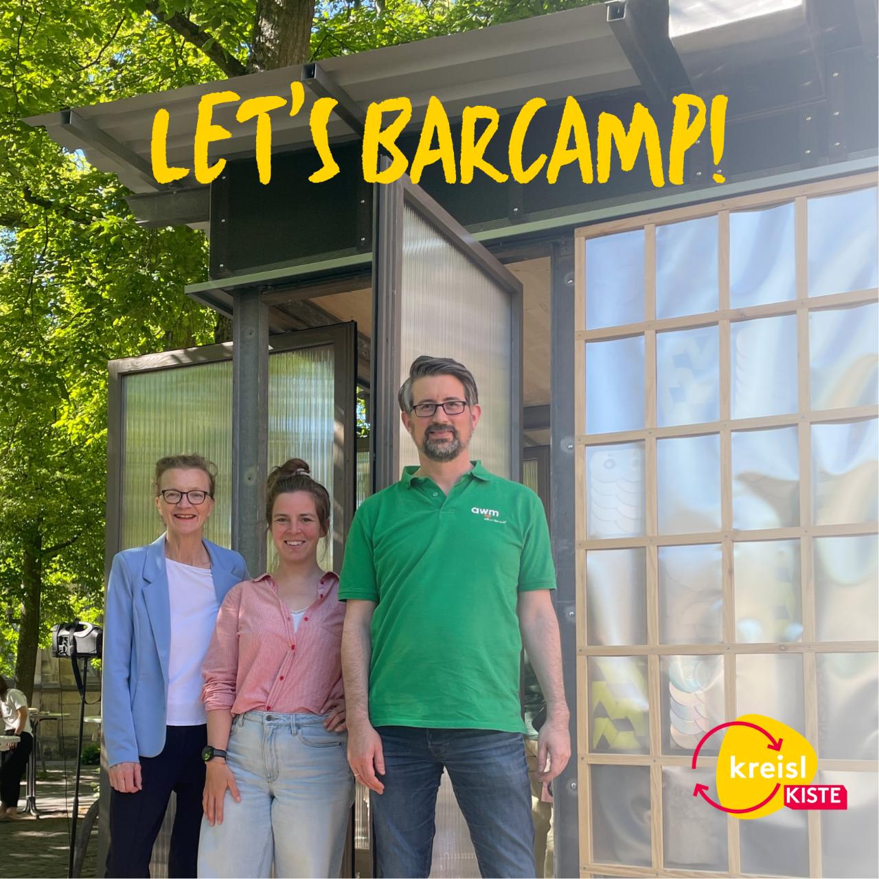 Das Bild zeigt 3 Verwantwortliche für das Barcamp, 2 Fraueen und 1 Mann, vor dem Eingang zur kreisl Kiste unter Bäumen am Domplatz in Münsterz