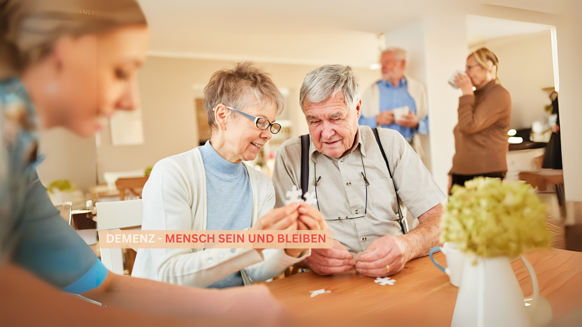 Seniorenpaar spielt Puzzle