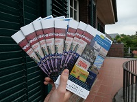 Zum Download hier, postalisch über die Villa ten Hompel erhältlich Mehrere Veranstaltungshefte in einer Hand