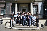Gruppenbild vor dem Haus