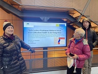 Bild von der Projektvorstellung Drei Personen vor einem Bildschirm