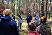 v.l.n.r.: Peter Römer, Nora Zirkelbach, Thomas Köhler, Dr. Andreas Kahrs Vier Menschen im Wald