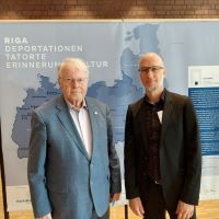 Nachtwei und Dirks stehen vor einer Ausstellungswand
