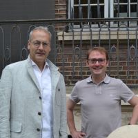 Stephan Nonhoff und Stefan Querl stehen nebeneinander vor der Villa ten Hompel
