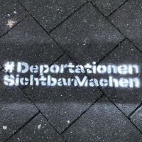 Schriftzug auf Straßenpflaster #Deportationensichtbarmachen