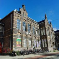 Ein Gebäude mit Klinkerverzierungen, in dem die 'Black Archives' untergebracht sind.