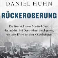 Das Buchcover von 'Rückeroberung' mit dem Untertitel 'Die Geschichte von Manfred Gans, der im Mai 1945 Deutschland durchquerte, um seine Eltern aus dem KZ zu befreien' von Daniel Huhn. Hinter dem Text steht ein historisches Schwarz-Weiß-Bild einer Straße, auf der viele zerstörte Militärfahrzeuge liegen geblieben sind. Einzelne Soldaten stehen dazwischen.