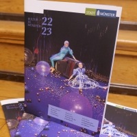 Auf einem Holzboden liegen mehrere Varianten des neuen Kulturmagazins