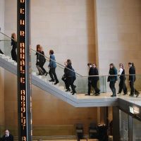 Die Teilnehmenden der Jugendbegegnung gehen die Treppe zum Plenarsaal hoch.