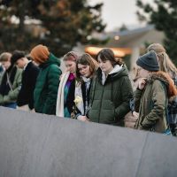 Die Teilnehmenden schauen sich ein Denkmal an die Aktion T4 an.