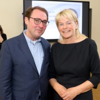 Stefan Querl und Friederike Zurhausen stehen nebeneinander und blicken lächelnd in die Kamera