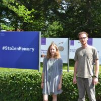 Harriet und Arthur vor den Schildern der Außenausstellung #StolenMemory