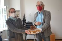 Wilkens und Spieker halten einen Kuchen