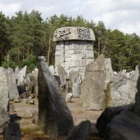 Gedenkmonument, im Vordergrund Granitsteine