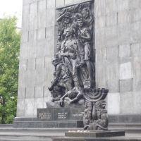 großes, steinerndes Denkmal mit Relief von Menschen