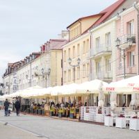 Reihe bunter Häuser in der Innenstadt von Bialystok