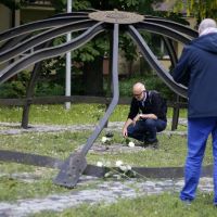 Denkmal des Syngagogenbrandes in Form einer Kuppel. Teilnehmende legen hier weiße Rosen ab.