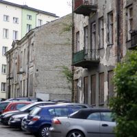 leicht verfallene Häuser aus der Zeit vor der Verfolgung, im Hintergrund Neubauten aus den letzten Jahrzehnten