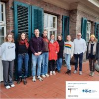 Gruppenfoto der Projektmitarbeitenden auf dem Balkon der Villa