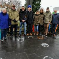 Reihe von Menschen am Ort des ehemaligen Gertrudenhofes. Auf dem Boden Kreidekreise.