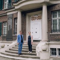 Doßmann links neben Wilkens auf der Eingangstreppe der Villa