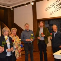Vorstandsmitglieder stehen nebeneinander im Foyer der Villa