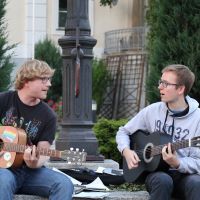 zwei Männer mit singend mit Gitarren