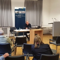 Auch im Juni 2022 fanden viele spannende Vorträge und Gespräche in der Villa te Hompel statt. Dr. Joachim Käppner sprach etwa über "Soldaten im Widerstand". Bild: Tobias Posten Joachim Käppner während des Vortrags sitzend an einem Tisch, vor ihm das Publikum