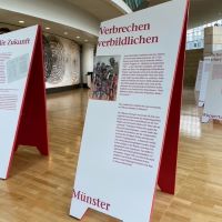 Die Ausstellung "Mehr als man kennt - näher als man denkt" wird am 20. September in der Bezirksregierung Münster eröffnet. Bild: Florian Diekmann Ausstellungsplakate in einem großen Saal
