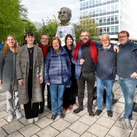 Gruppenfoto vor der Statue von Paul Wulf