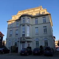 Der Stadtteilrundgang führt zu Spuren aus der Zeit des Nationalsozialismus, z. B. zur ehemaligen Gestapozentrale in der Gutenbergstraße. Bild: Jule Richter Mehrstöckiges Gebäude in der Gutenbergstraße