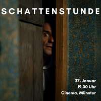 Filmplakat: Klepper späht mit ängstlichem Blick aus einer Tür in ein Zimmer mit verzierter Tapete