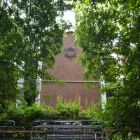 Die Synagoge in Münster: Auch die Jüdische Gemeinde wird beim Infoabend online vertreten sein und Interessierten die Chance geben, Einblick in die Vielfalt jüdischen Lebens zu nehmen, aber auch nach den Folgen permanenter antisemitischer Bedrohung von außen zu fragen. Foto: Stefan Querl Rückseite einer Synagoge mit Davidstern, links und rechts Bäume