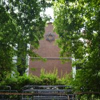 Rückseite einer Synagoge mit Davidstern, links und rechts Bäume