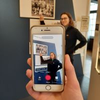 Jule Richter wird dabei gefilmt, wie sie auf ein historisches Foto zeigt