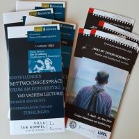 Programmheft der Villa-Veranstaltungen und Flyer der Filmreihe "Drehbuch Geschichte"