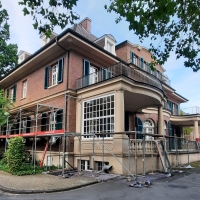 Fassadenarbeiten an der Villa ten Hompel. (Bild: Kim Sommerer/VtH) Blick auf die Außenfassade der Villa ten Hompel mit Baugerüst