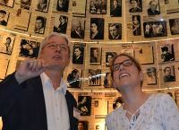 Stadträtin Cornelia Wilkens und Dr. Christoph Spieker, Leiter der Villa ten Hompel, in der "Halle der Namen" in Yad Vashem (Foto: Stefan Querl) Foto