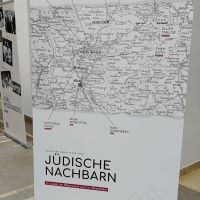 Ausstellungsplakat mit der Aufschrift "Jüdische Nachbarn" und einer Karte des Münsterlandes und Rheinlandes