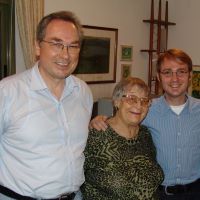 Horst Wiechers, Elisheva Lehmann-Cohen Paraira und Stefan Querl stehen nebeneinander und lächeln in die Kamera.