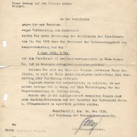 Das verblichene Dokument ist an Ferdinand Kreimer adressiert: 'In der Strafsache gegen Sie und Genossen wegen Vorbereitung zum Hochverrat werden Sie unter Mitteilung des Beschlusses des Strafsenats vom 14. Mai 1935 über die Fortdauer der Untersuchungshaft zur Hauptverhandlung auf den 6. Juni 1935, 9 Uhr vor den Strafsenat II des Oberlandesgerichts in Hamm Zimmer Nr. 108 im hiesigen Amtsgerichtsgebäude geladen.' Der Text ist auf Anordnung des Generalstaatsanwalts unterschrieben von einem Justizan