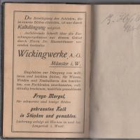 In einem kleinen Heft steht in schwarzer Schrift eine Werbeanzeige, in der unter anderem die Worte Kalkdüngung und Wickingwerke hervorgehoben wurden. Darin steht: 'Die Beseitigung der Schäden, die in sauren Böden eintreten, ist nur durch Kalkdüngung möglich. Aufklärende Schrift über die Forschungsergebnisse auf diesem Gebiet durch Herrn Dr. Hasenbäumer versenden kostenlos Wickingwerke A.-G. Münster i.W. Empfehlen zur Düngung von mittleren und leichten Böden, für Wiesen, Weiden und Neukulturen de